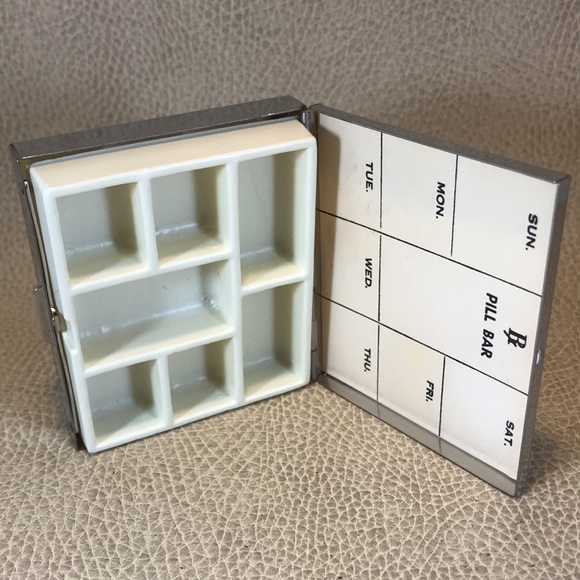 Vintage Belt Buckle Compact (pill box) - Picture 2 of 3